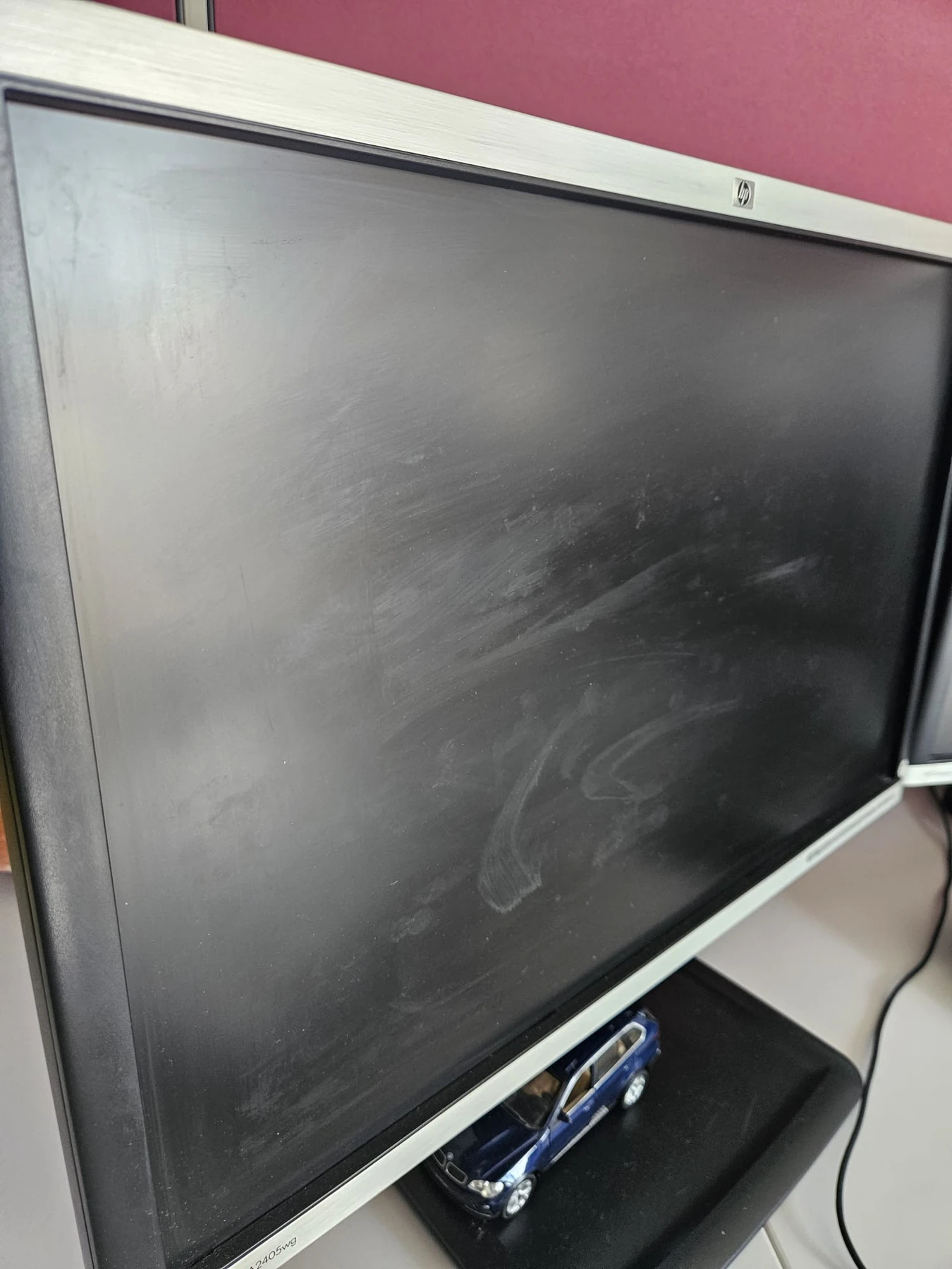 Büromonitor vor der professionellen Bildschirmreinigung